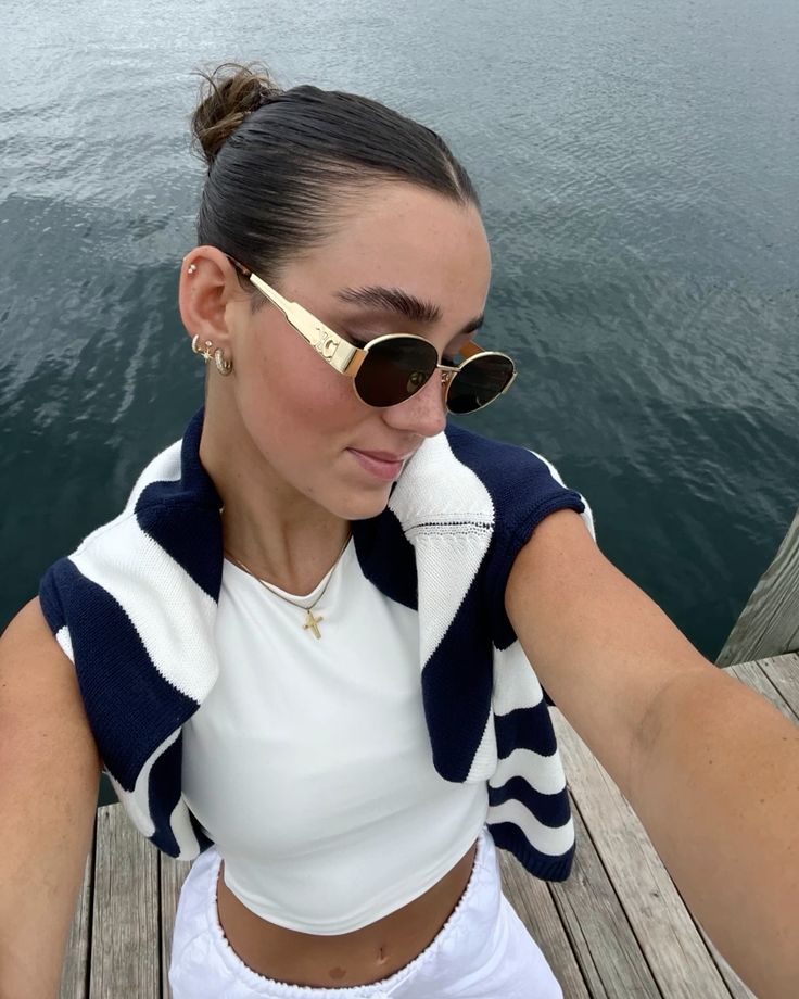 files/picture_inspo_boat_dock_coastal_ocean_lake_ootd_outfit_outfits_fashion_simple_classic_timeless_stripes_linen_pants_celine_sunglasses_h_m_aritzia_hermes_cross_necklace.jpg